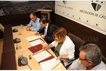 Diputación y Confederación suscriben un convenio para el cambio de titularidad y arreglo de dos caminos generales