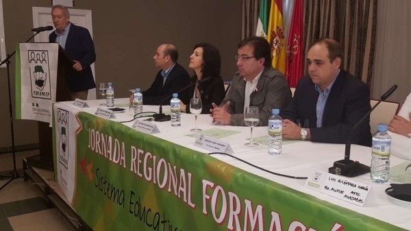 Guillermo Fernández Vara destaca la importancia de la escuela y la familia para el futuro de la sociedad