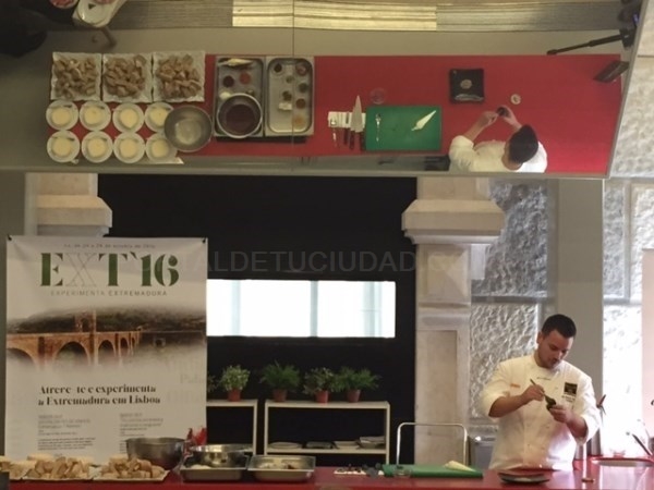 El joven cocinero extremeño Juan Manuel Salgado pone el broche a Experimenta Extremadura en Lisboa