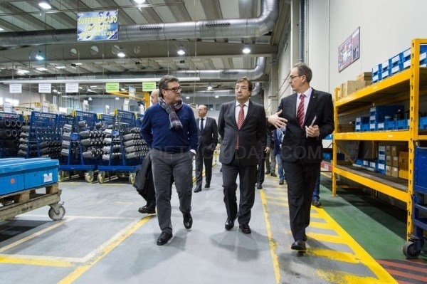 Fernández Vara visita la fábrica extremeña de la multinacional alemana Deutz