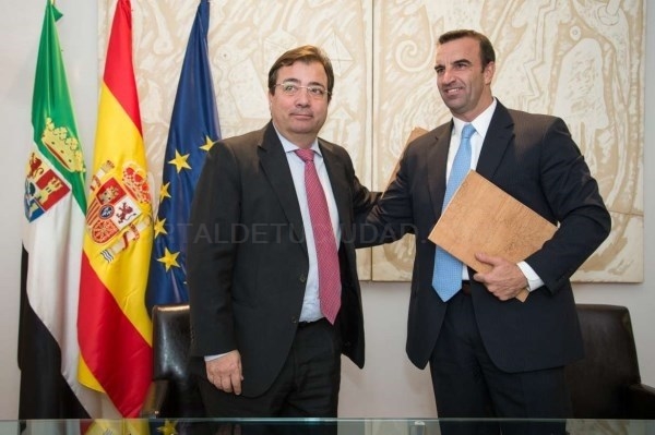 La Junta de Extremadura y Philip Morris Spain firman un acuerdo para el desarrollo tecnológico e innovación en el sector del tabaco