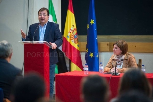 Fernández Vara destaca la aportación realizada por las bandas de música a la historia de Extremadura.