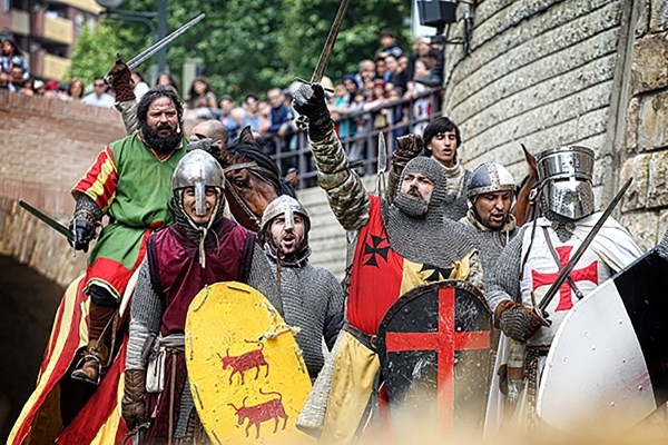 Romanos y cartagineses, moros y cristianos, príncipes y plebeyos... salen de nuevo a la calle a celebrar sus fiestas