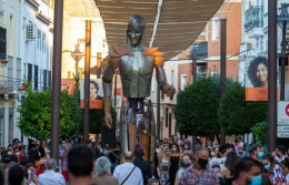 PASACALLES: AQUILES - LA FAM TEATRE