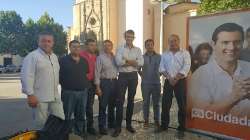 EL CANDIDATO AL CONGRESO DE CIUDADANOS, DAVID SALAZAR, PARTICIPÓ AYER EN UNA MESA INFORMATIVA EN VILLAFRANCA