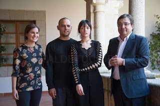 FERNÁNDEZ VARA RECIBE A LA DISEÑADORA EXTREMEÑA MARÍA KE FISHERMAN, GANADORA DEL PREMIO NACIONAL DE MODA.