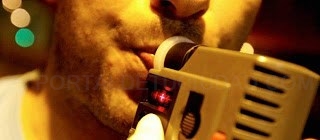 La policía local intercepta a un conductor que casi duadruplicaba la tasa de alcoholemia.