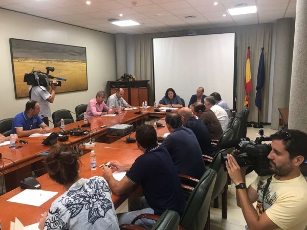 La Junta de Extremadura explica a los alcaldes de Tierra de Barros el proyecto de financiación para dar viabilidad al regadío