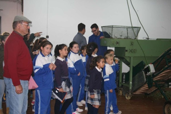 Escolares de primaria y mayores participan en una actividad del Centro de Formación del Medio Rural de Villafranca de los Barros