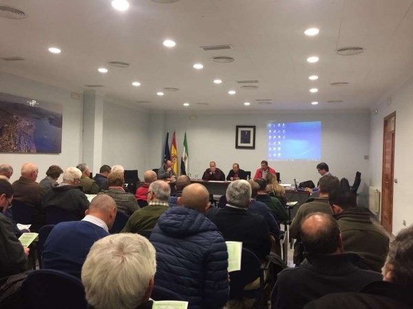 Manuel Mejías informa del proyecto de regadío Tierra de Barros a los profesionales agrarios de Alange
