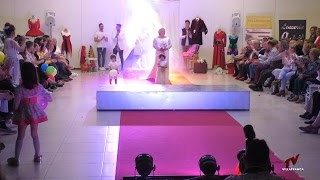 El sábado se celebró en el Restaurante La Gran Familia de Villafranca de los Barros un desfile solidario a beneficio de la Asociación Oncológica.