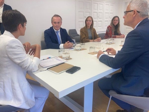 El consejero Manuel Martín destaca en el Ministerio que en menos de tres meses ya se ha adjudicado la mitad del presupuesto de la Junta para el aval