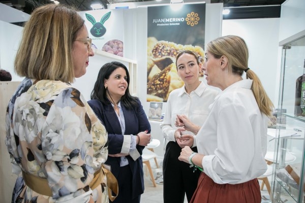 La presidenta de la Junta de Extremadura apoya al sector hortofrutícola extremeño en la feria internacional 'Fruit Attraction'