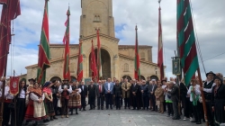 El día de León en Gijón finaliza con el tradicional desfile de pendones leoneses