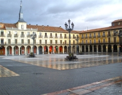 El Ayuntamiento de León licita las obras de las fachadas, soportales y balconadas de la plaza Mayor