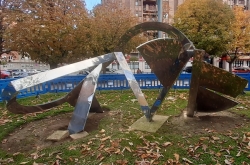 El Ayuntamiento de León restaura la escultura Ventana de Luz del paseo de la Condesa