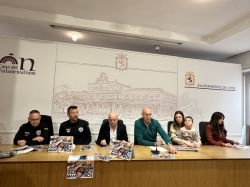 Los Bomberos de León dedican su calendario solidario al pequeño Guzmán