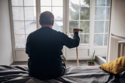 El 28% de los mayores con dificultades económicas sufre soledad no deseada