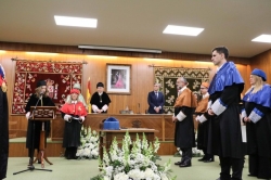 César de la Fuente y Sergio Boixo reivindican más inversión en ciencia para retornar el talento en su investidura como Honoris Causa de la Universidad