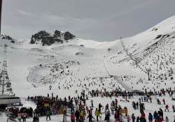 San Isidro y Valle Laciana-Leitariegos superan los 6.700 esquiadores en un fin de semana marcado por la nieve y el viento
