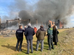 La Junta activa la situación 1 de emergencias por el incendio de una nave industrial en La Bañeza