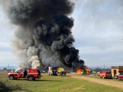 La Junta declara el final de la emergencia ante la evolución favorable del incendio de una nave en La Bañeza