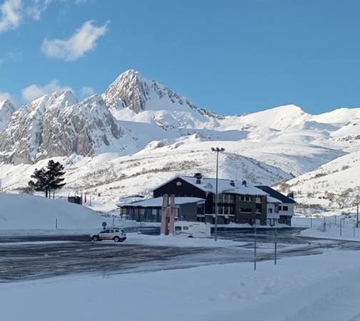 El restaurante de Salencias y el hostal Pico Agujas de San Isidro salen a licitación
