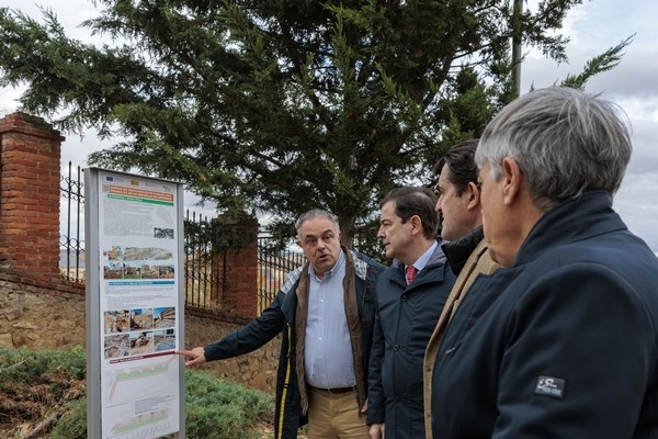 El presidente de la Junta visita la muralla romana de Astorga tras los trabajos de recuperación del Ejecutivo autonómico