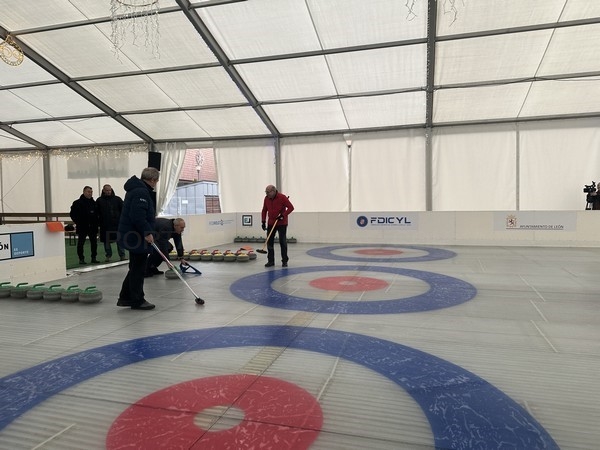 La pista de hielo de León permanecerá abierta hasta el 1 de febrero