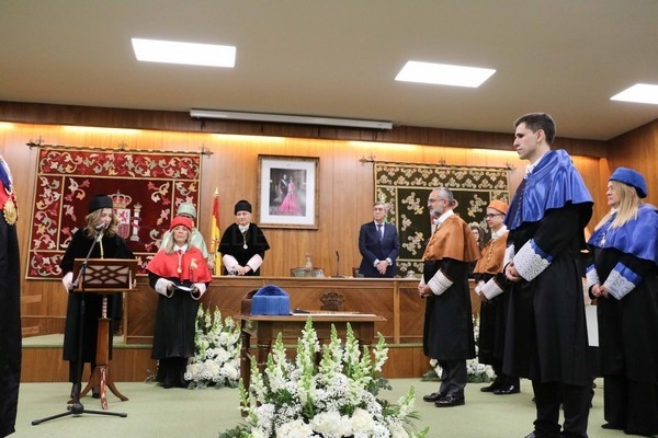 César de la Fuente y Sergio Boixo reivindican más inversión en ciencia para retornar el talento en su investidura como Honoris Causa de la Universidad