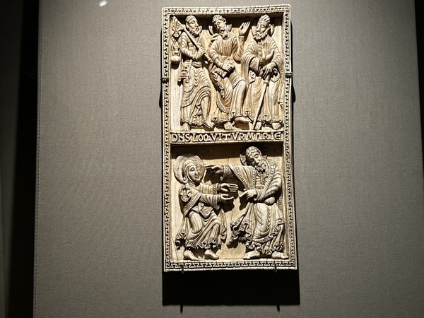 Llega a la exposición ‘Reina Ella’ una pieza de marfil del Metropolitan de Nueva York