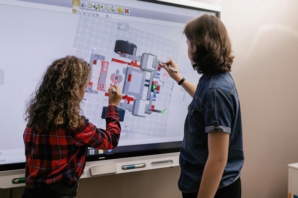 Mil millones de dispositivos estarán conectados a Internet de las cosas en centros educativos en 2030