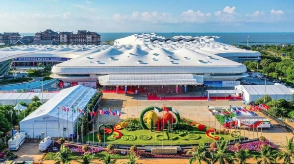 En plena “guerra” de aranceles, China muestra la mayor Exposición Internacional de Productos de Consumo