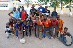 Rafael Sabé, misionero en Guinea Conakry:"La gente en África se sorprende de la reacción de pánico que existe en España"