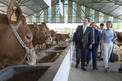 El presidente de la Junta anuncia una convocatoria de ayudas, por importe de 30 millones de euros, destinada al sector agroalimentario
