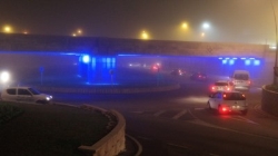 El puente del paso a nivel cuenta con alumbrado de luces leds que combina diferentes colores