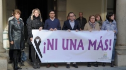 Nuevo minuto de silencio a las puertas del Ayuntamiento por una nueva víctima de violencia de género