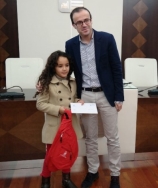 El alcalde entrega los cheques a los ganadores del concurso de Cartas a los Reyes Magos