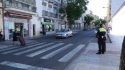 Agentes de Policía Local informan a los ciudadanos sobre las precauciones en los pasos de cebra