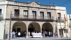 Minuto de silencio a las puertas del Ayuntamiento por una nueva víctima de violencia de género