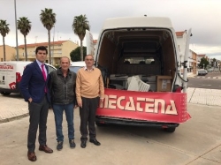 La asociación de Amigos del Pueblo Saharaui recibe una donación de material informático.
