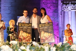 Antonia Tejeda recibe el Candil de Plata en el XXXII Festival Folklórico de los Pueblos del Mundo.