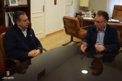 El gestor del centro comercial online "el mosaico", José Moya mantiene entrevista con el alcalde de Don Benito.