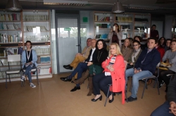La consejera de Educación y Empleo apoya la nueva radio escolar del IES Quintana de la Serena como complemento educativo.