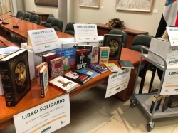 Empleados públicos de la Consejería de Medio Ambiente y Rural, Políticas Agrarias y Territorio participan en la acción ‘Libro solidario’.