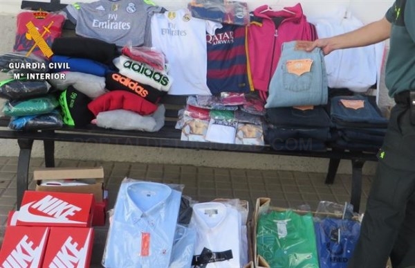 Intervenido un centenar de prendas falsificadas en Puebla de Sancho Pérez
