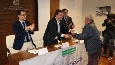 Fernández Vara entrega las llaves de las 8 primeras viviendas del Área de Regeneración y Remodelación Urbanas "Los Conquistadores"