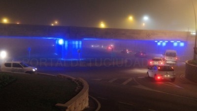 El puente del paso a nivel cuenta con alumbrado de luces leds que combina diferentes colores