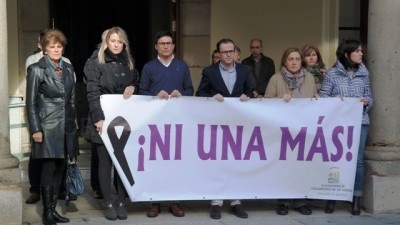 Nuevo minuto de silencio a las puertas del Ayuntamiento por una nueva víctima de violencia de género