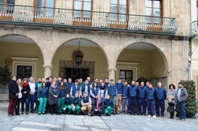 El alcalde, Miguel Ángel Gallardo, recibe a los alumnos del nuevo aprendizext "Tamborrio"